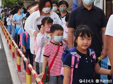 济南市小学生即将开学，山师附小一年级小孩子排队报到！