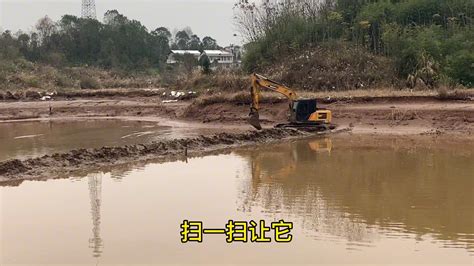 江西赣州暴雨过后，上游鱼塘冲出好大鱼，村民在河里抓得不亦乐乎 - YouTube
