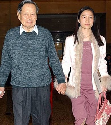 94岁的杨振宁和40岁美艶妻子翁帆近照