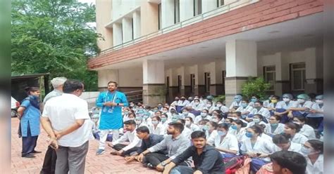 GMC medical college nursing students protest against vice principal ...