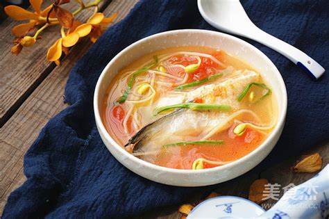 番茄鱼头汤,番茄鱼头汤的家常做法 - 美食杰番茄鱼头汤做法大全