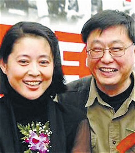 58歲倪萍全家近照，二婚導演老公超有才，17歲重病愛子已康復 - 每日頭條