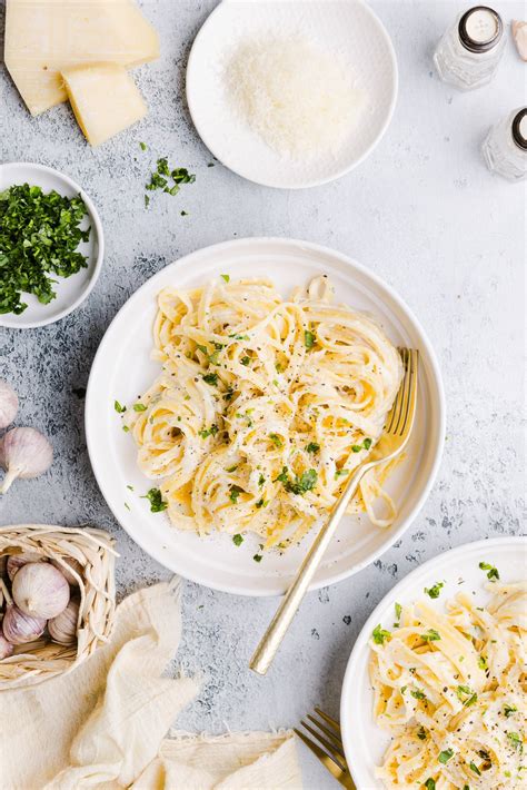 Creamy Greek Yogurt Alfredo Sauce (High Protein) - The Balanced ...