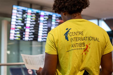 10 ways to say goodbye like a true Frenchman!