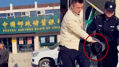 男子手拿大斧抢银行 还没走出银行大门就被抓了_凤凰网视频_凤凰网