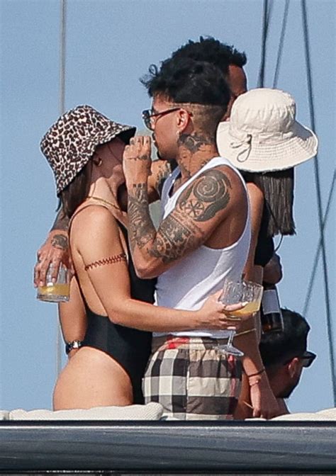 Rauw Alejandro, todo pasión con su novia en Ibiza