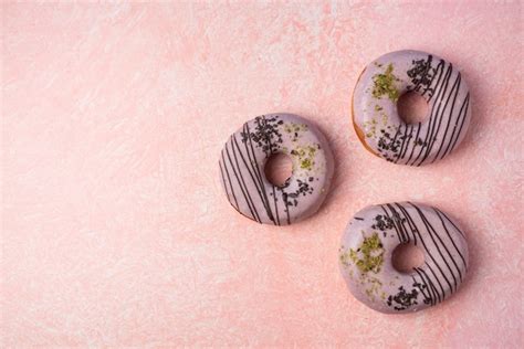 Rosquinhas de morango rosa isoladas em fundo rosa. | Foto Grátis