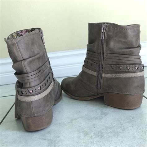 Women's Grey Boots | Depop