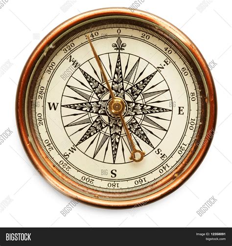 Antigua brújula sobre fondo blanco Fotos stock e Imágenes stock | Bigstock