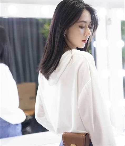 Guan Xin's long hair and shawl - iNEWS