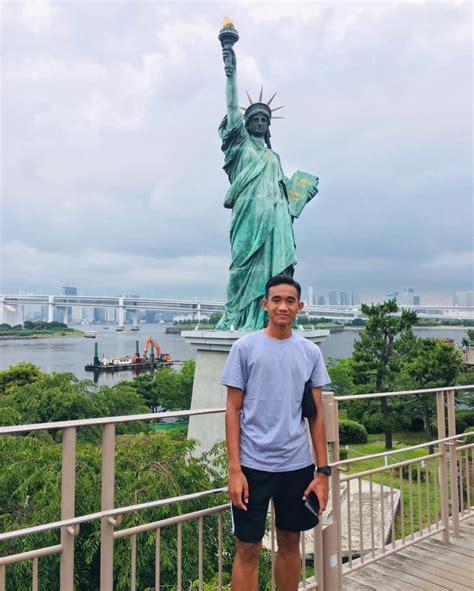 6 Potret Rizky Ridho Lagi Liburan, Tampil Keren di Luar Lapangan