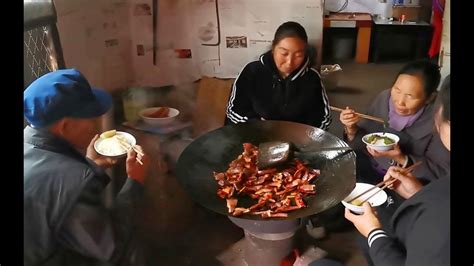 昆明“云南人家”：解放天性吃饭，绝不能错过的少数民族土司宴