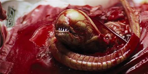 Chestburster Scene in Alien Extended 的图像结果