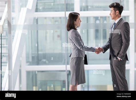 Business Person Shaking Hands 的图像结果