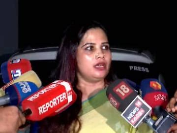 'രാഹുൽ മാങ്കൂട്ടത്തിൽ എനിക്കും മോശം സന്ദേശം അയച്ചു; ഇക്കാര്യം ഷാഫിയോട് ...