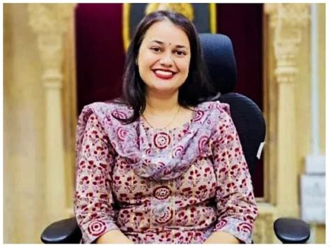 IAS Officer: भारत की सबसे चर्चित महिला आईएएस अफसर, 1 को मिला पद्म भूषण ...