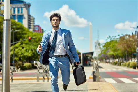 Businessman Running towards Camera 的图像结果