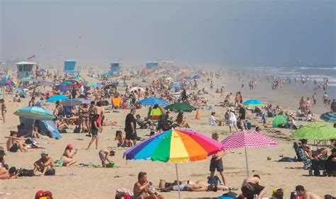 美国4万人不顾禁令涌入海滩游玩，人山人海却无人戴口罩_腾讯新闻