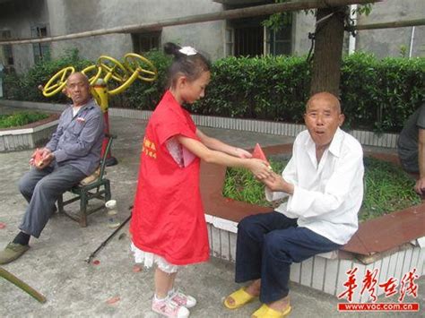 湘潭志愿者敬老院献爱心 一家三代齐做公益 - 公益资讯 - 公益频道 - 华声在线