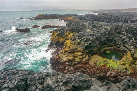 De Brimketill Lava Rock Pool op het Reykjanes schiereiland
