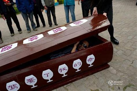 “死一把”！重庆游客进入棺材体验“死亡” - TomJerry