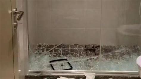 女子洗澡时浴室门碎裂被扎伤，物业：已过质保期不负责_七环视频_澎湃新闻-The Paper