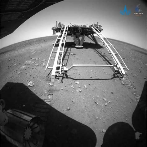 天问一号祝融火星车传回火星表面最新影像__财经头条