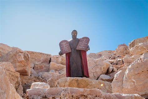Moses and the 10 Commandments at Mount Sinai - The Shrine