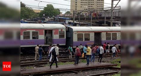 Harbour Line Train Derails: Mumbai: Harbour line train derails near ...
