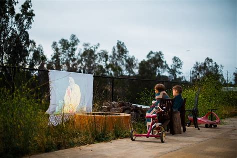 How to Set Up an Outdoor LED Projector 的图像结果