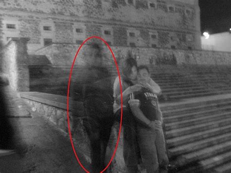 英国女子公布灵异照片：朋友合影背景废弃建筑中有疑似幽灵的“鬼影”注视 - 神秘的地球 科学|自然|地理|探索