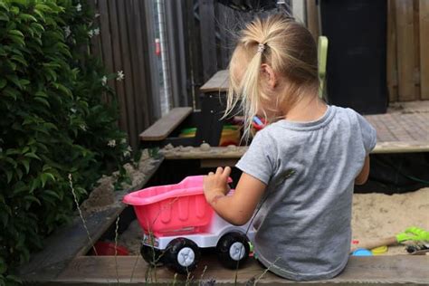 Check Out the Benefits of Sand Play in Early Years │Twinkl