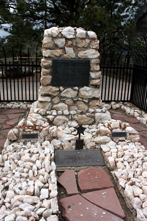 Buffalo Bills grave – Tales of a vanlife couple