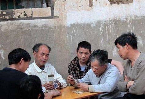 为什么在农村有些人整天喝酒打牌，难道他们不缺钱吗？__凤凰网