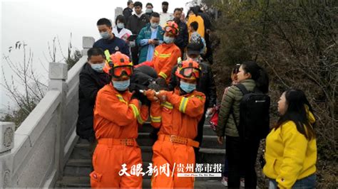 致敬！游客爬泰山突发疾病，消防员抬担架爬千级台阶送医 - YouTube