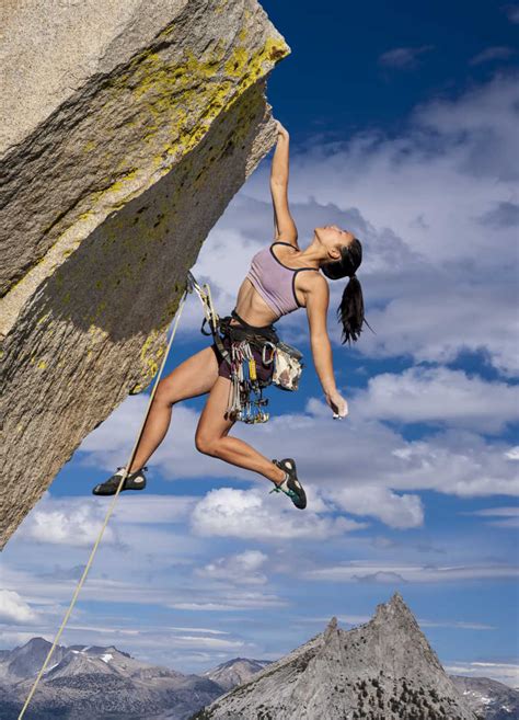 女登山者悬崖上攀岩图片-女登山者绑着绳索在悬崖上攀岩素材-高清图片-摄影照片-寻图免费打包下载