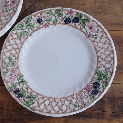 チャーチル ブラックベリー トレリス ケーキ皿 デザートプレート 20cm Churchill Blackberry Trellis イギリス ...