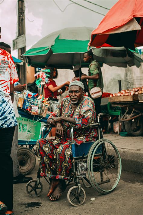 Stock People Walking 的图像结果