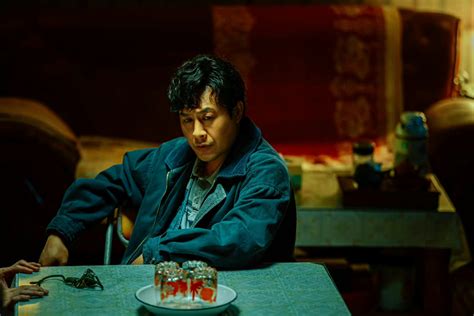 张颂文《第八个嫌疑人》电影杀青 戏里戏外诠释敬业态度_金融之星