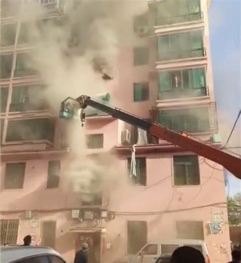 商店起火殃及整栋楼，19岁小伙开吊车救下14人-搜狐大视野-搜狐新闻