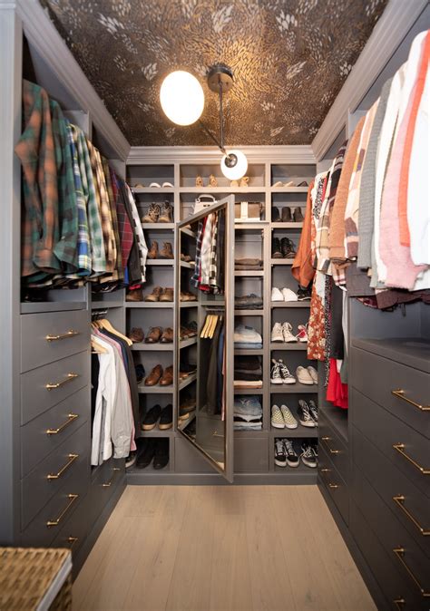 20 Beautiful Small Walk In Closet Ideas and Tips | Closet renovation ...