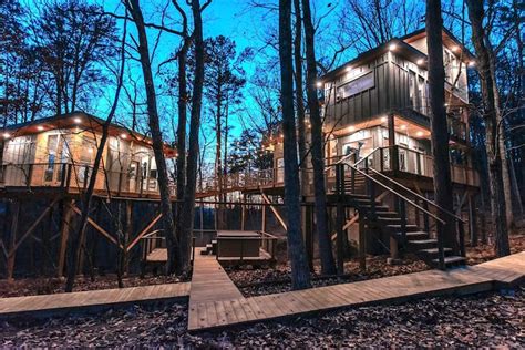 Skywalk Treehouse: 4 Treehouses Linked by Bridges - Treehouses for Rent ...