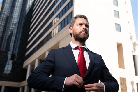 Nice Suit Man 的图像结果