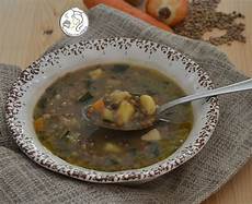 lenticchie a bagno zuppa di lenticchie in cucina con il lenticchie a bagno zuppa di lenticchie in cucina con il