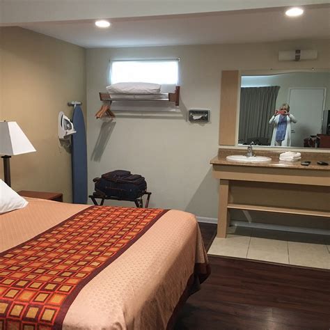 REDWOOD INN (Santa Rosa) - Motel Reviews, Photos, Rate Comparison ...