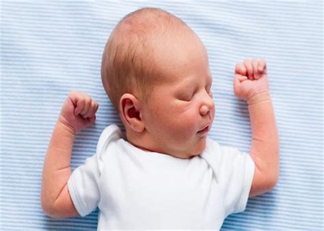 क्या आपके बच्चे की हथेली से भी निकलता है पसीना? तो हो जाएं अलर्ट - why ...