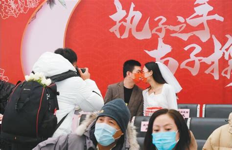 沈阳市各区民政局婚姻登记处迎来结婚登记高峰 - 国际在线移动版