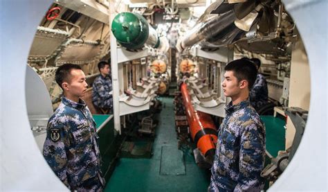历史时刻：中俄海军救生艇与对方潜艇水下对接