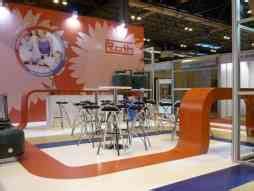 Grupo Intermedio: Customer Reviews, Stands and Services
