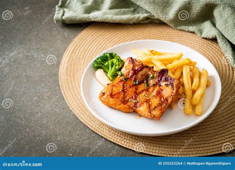 Bistec De Pollo a La Parrilla Con Patatas Fritas O Patatas Fritas Foto ...
